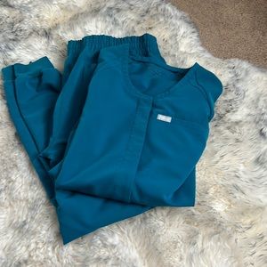 Figs scrub top and bottom